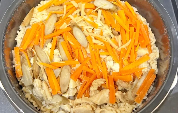 『ショウガ入り炊き込みご飯』を作る写真（撮影：エニママ）