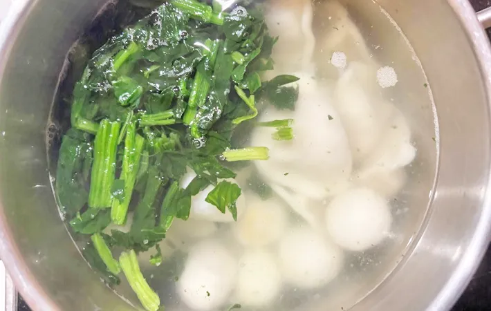 『冷凍食材の3点おかず鍋』を作る写真（撮影：エニママ）