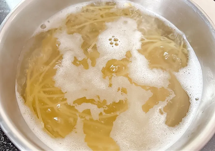 スパゲティの麺をゆでる写真（撮影：エニママ）