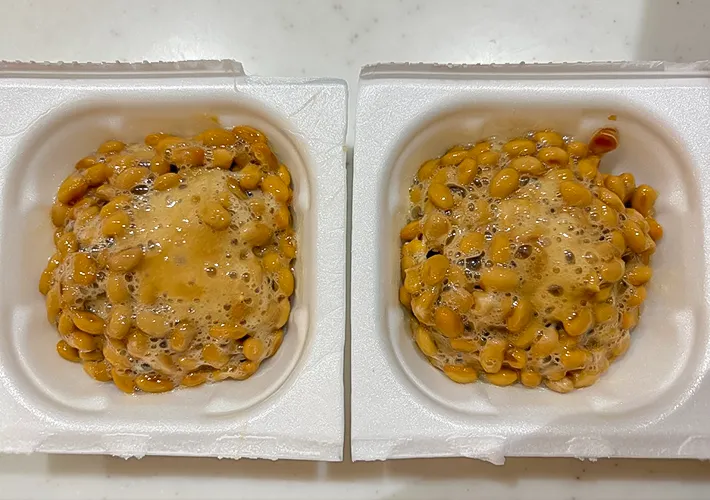 納豆に添付のタレを混ぜた写真（撮影：エニママ）
