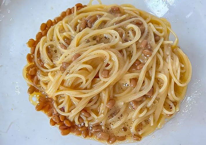 麺とソースを和えた写真（撮影：エニママ）