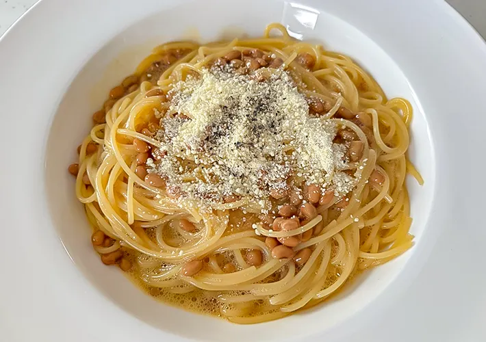 『カルボナーラ風納豆スパゲティ』の完成写真（撮影：エニママ）