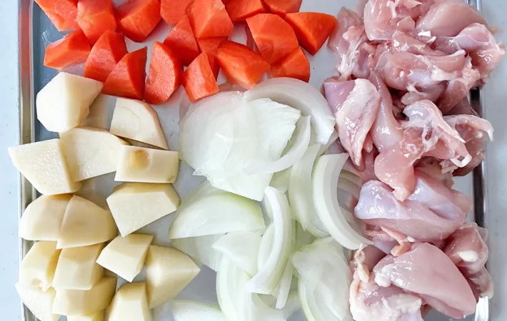 『簡単クリームシチュー』を作る写真（撮影：エニママ）