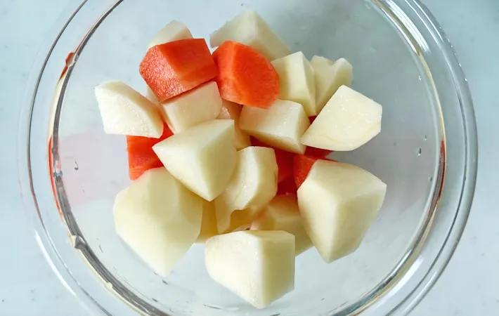 『簡単クリームシチュー』を作る写真（撮影：エニママ）