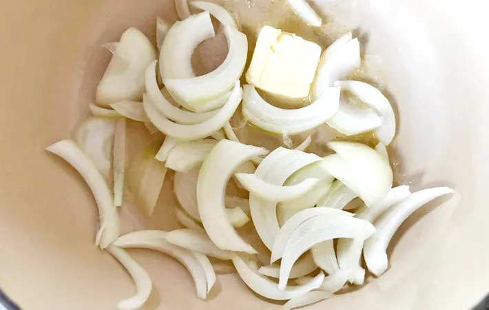 『簡単クリームシチュー』を作る写真（撮影：エニママ）