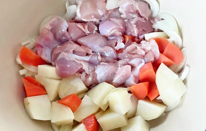 『簡単クリームシチュー』を作る写真（撮影：エニママ）