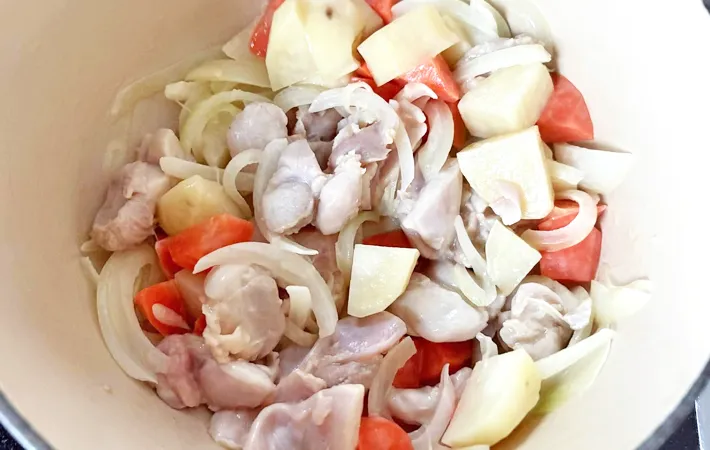 『簡単クリームシチュー』を作る写真（撮影：エニママ）