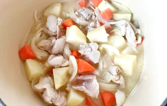 『簡単クリームシチュー』を作る写真（撮影：エニママ）