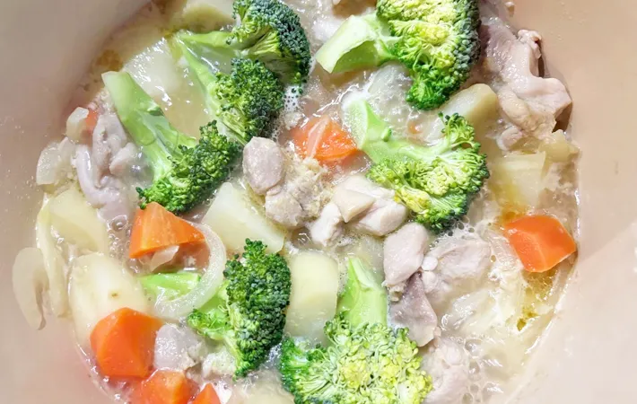 『簡単クリームシチュー』を作る写真（撮影：エニママ）