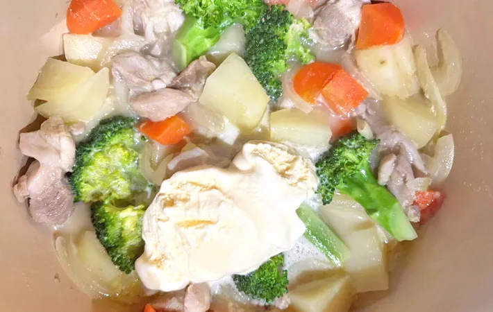 『簡単クリームシチュー』を作る写真（撮影：エニママ）