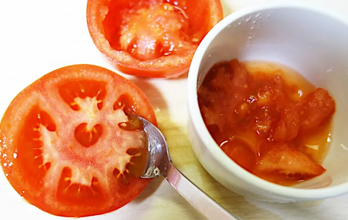 『もち入り焼きトマト』　を作る写真（撮影：エニママ）