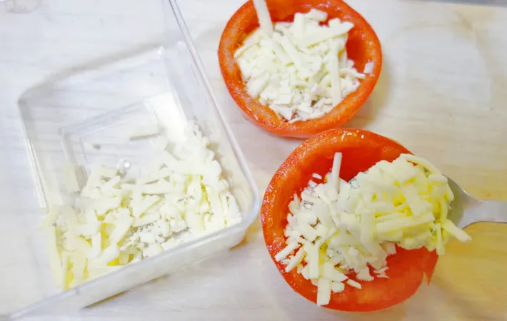 『もち入り焼きトマト』　を作る写真（撮影：エニママ）