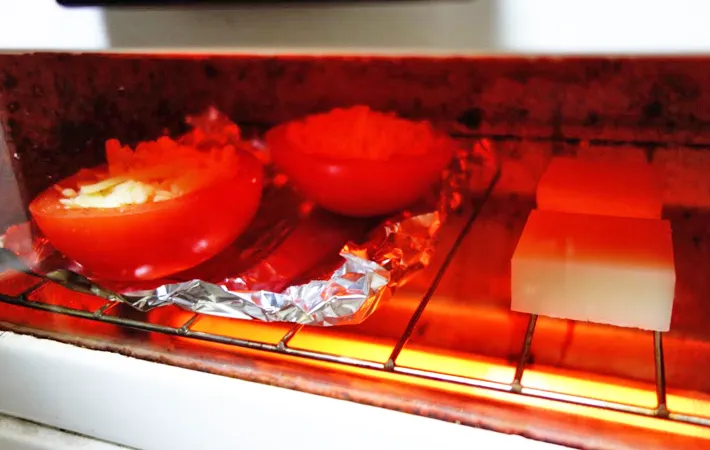 『もち入り焼きトマト』　を作る写真（撮影：エニママ）