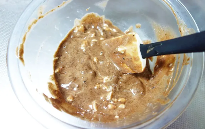 『スーパーカップ チョコ餅』を作る写真（撮影：エニママ）