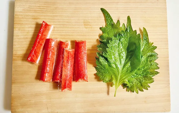 『カニカマチーズトースト』の材料写真（撮影：エニママ）