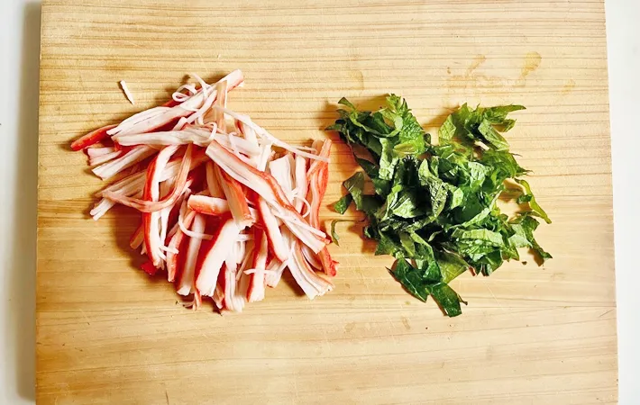 『カニカマチーズトースト』を作る写真（撮影：エニママ）