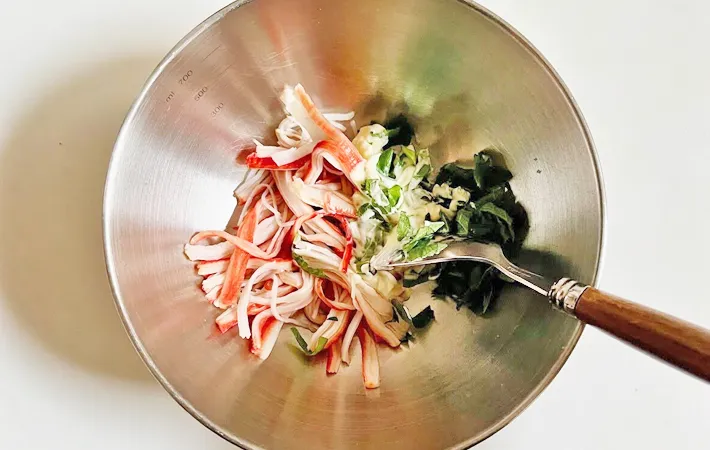 『カニカマチーズトースト』を作る写真（撮影：エニママ）