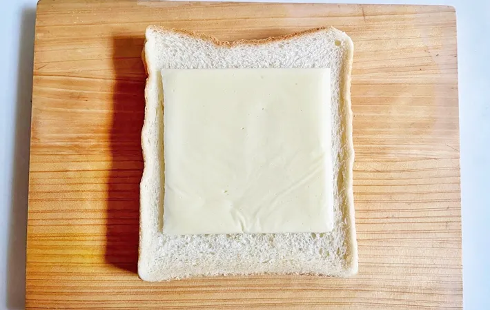 『カニカマチーズトースト』を作る写真（撮影：エニママ）