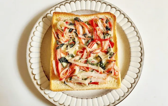 『カニカマチーズトースト』の完成写真（撮影：エニママ）