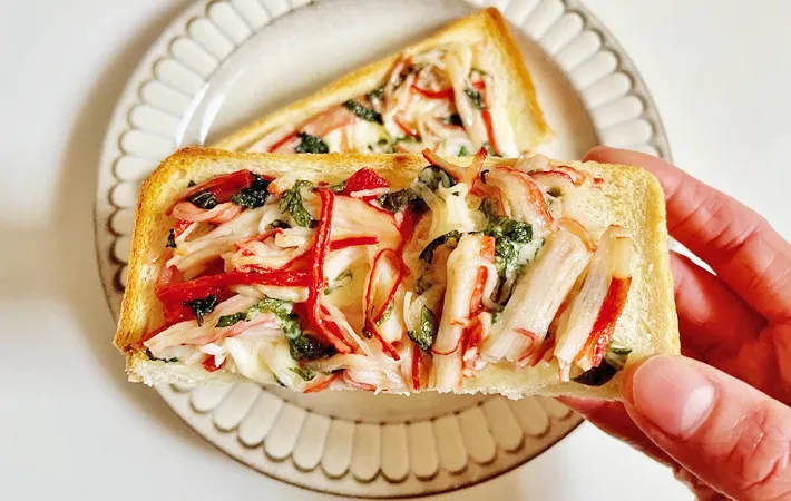 『カニカマチーズトースト』の完成写真（撮影：エニママ）