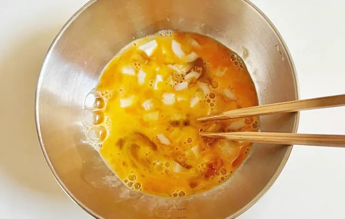 『ちくわ入り玉子焼き』を作る写真（撮影：エニママ）