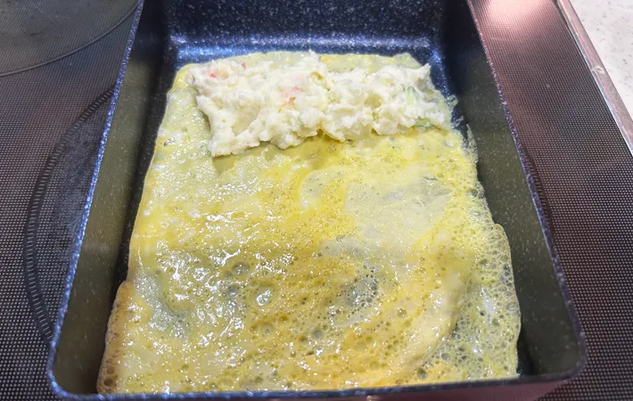 『ポテサラ玉子焼き』を作る写真（撮影：エニママ）