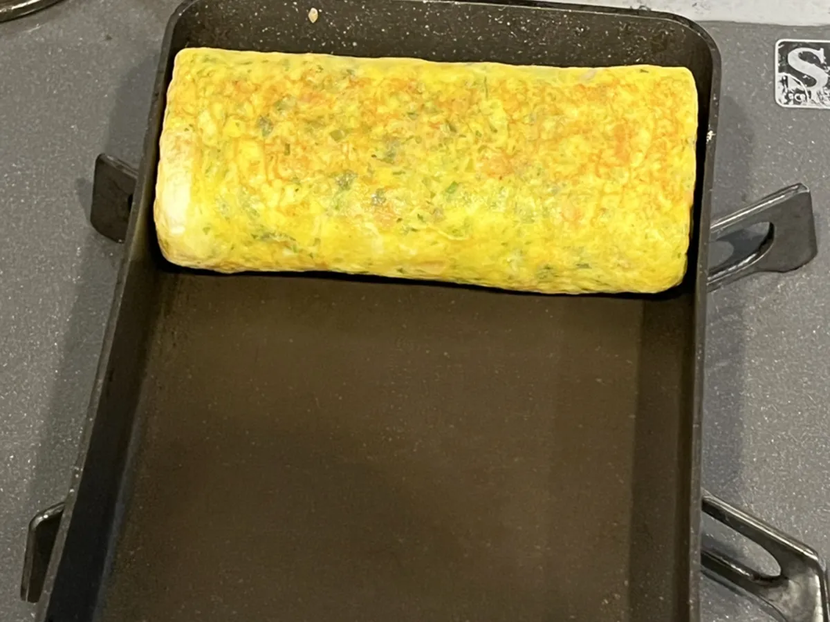 カマボコ入り玉子焼きの調理写真(撮影:grapeフード編集部)