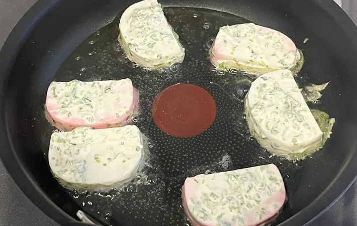 カマボコの磯部揚げの調理写真（撮影：grapeフード編集部）