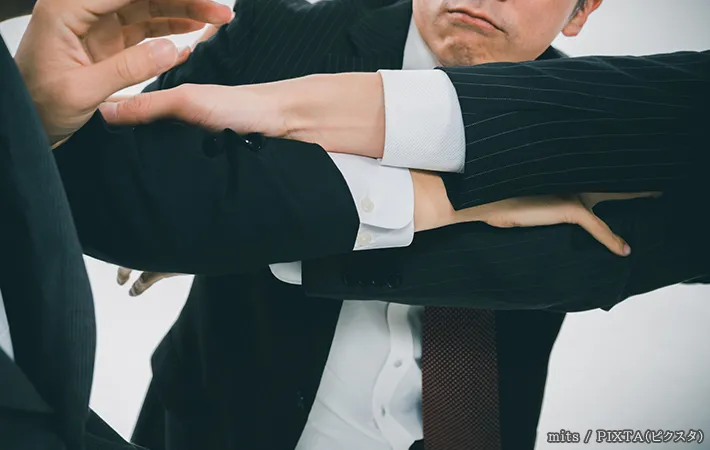 つかみ合いをしている人の写真