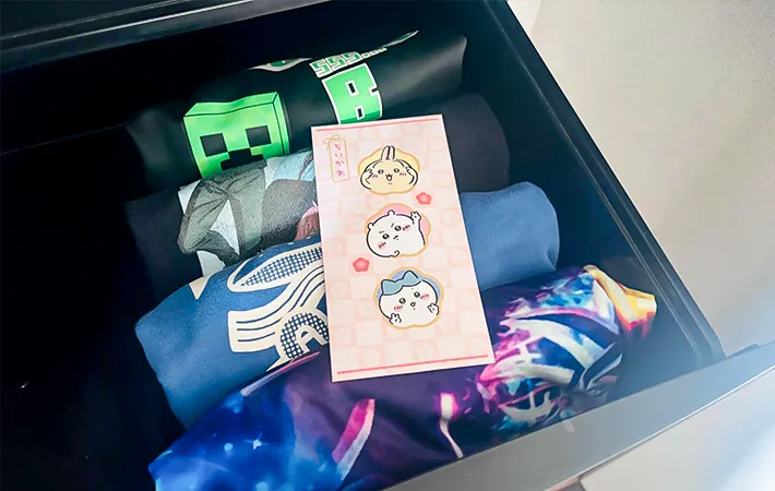 ポチ袋と洋服の写真