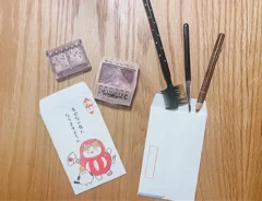 ポチ袋とメイク道具の写真