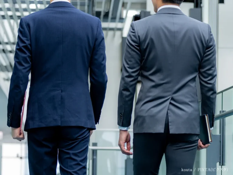 男性の後ろ姿