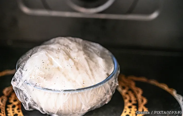 電子レンジとラップをしたご飯の写真