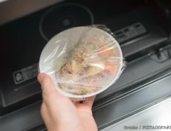 電子レンジとラップをした食品の写真