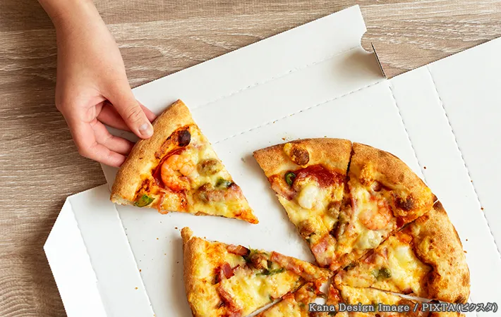 ピザとピザの箱の写真