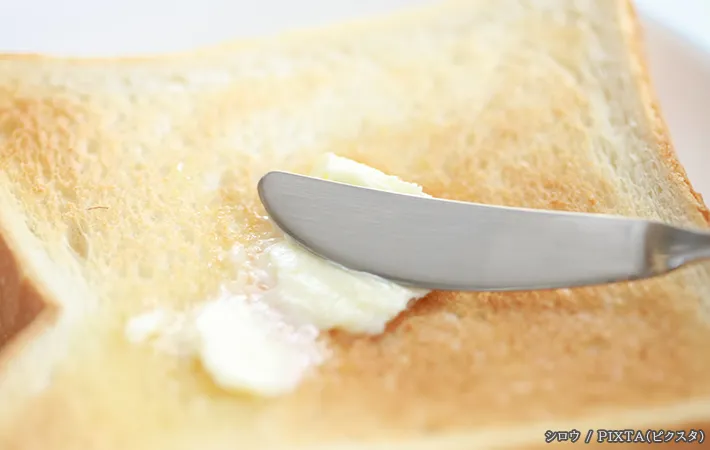 トーストにバターを塗る写真