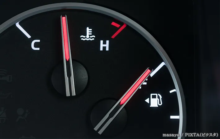自動車のメーターの写真