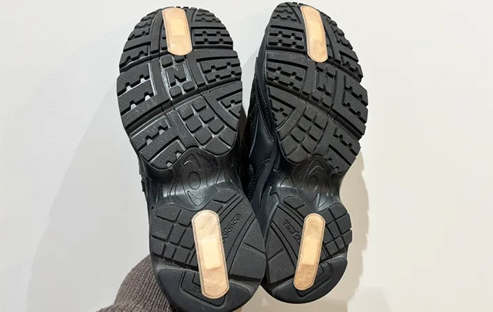 絆創膏を貼った靴の写真（撮影：grapeライフハック編集部）