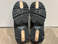 靴の底に絆創膏を貼っている写真（撮影：grapeライフハック編集部）