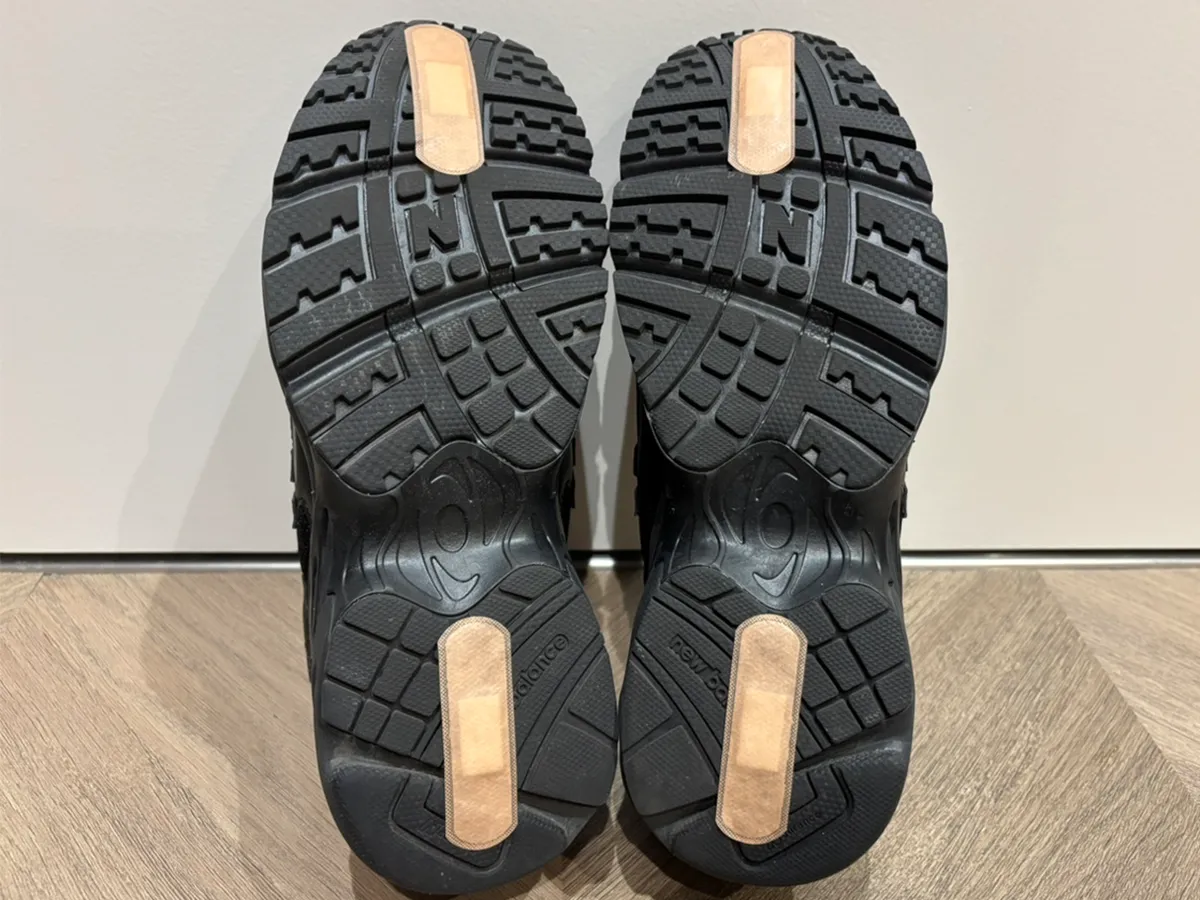 靴の底に絆創膏を貼っている写真（撮影：grapeライフハック編集部）