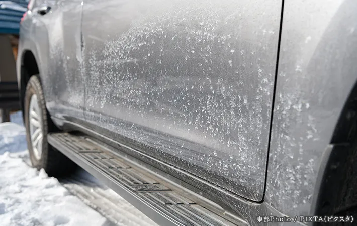 雪道を走った車の写真