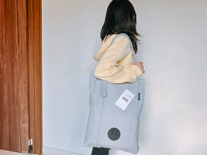 トートバッグを持っている写真（撮影：キジカク）