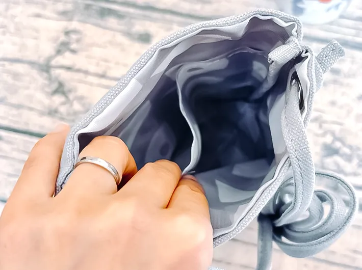 サコッシュの仕切りの写真（撮影：キジカク）