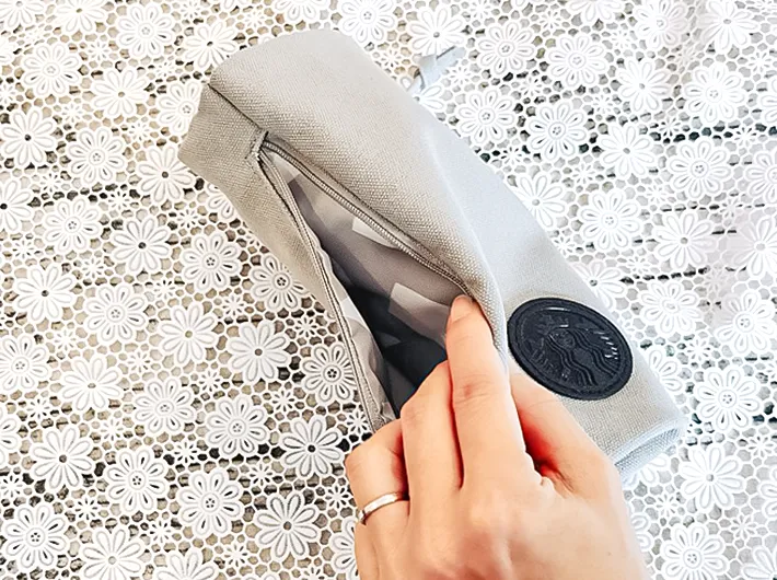 サコッシュのファスナー部分の写真（撮影：キジカク）