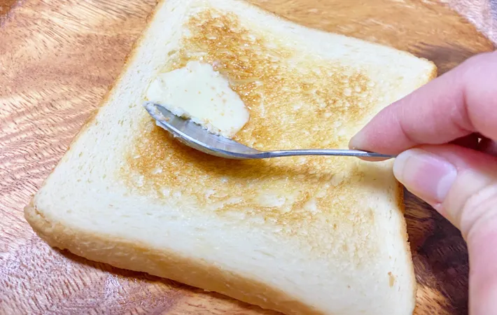 『あんバタートースト』を作る写真（撮影：エニママ）