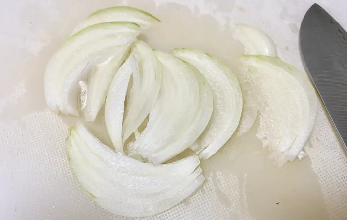『カルボナーラ風きのことほうれん草のスープ野菜』を作る写真（撮影：エニママ）