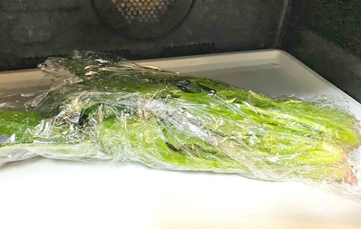 『カルボナーラ風きのことほうれん草のスープ野菜』を作る写真（撮影：エニママ）