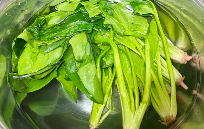 『カルボナーラ風きのことほうれん草のスープ野菜』を作る写真（撮影：エニママ）