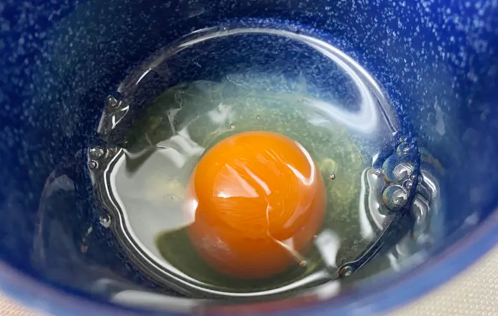 『カルボナーラ風きのことほうれん草のスープ野菜』を作る写真（撮影：エニママ）