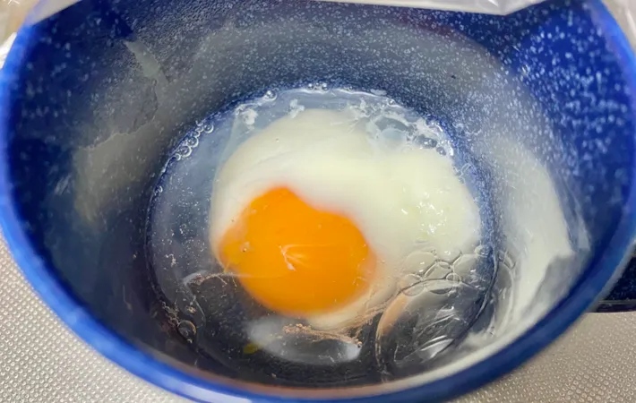 『カルボナーラ風きのことほうれん草のスープ野菜』を作る写真（撮影：エニママ）